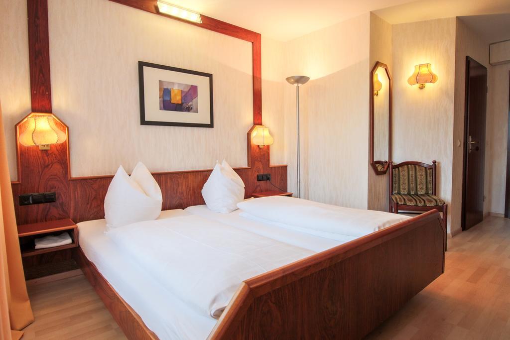 Hotel-Restaurant Und Gaestehaus Loewen Süßen Екстериор снимка