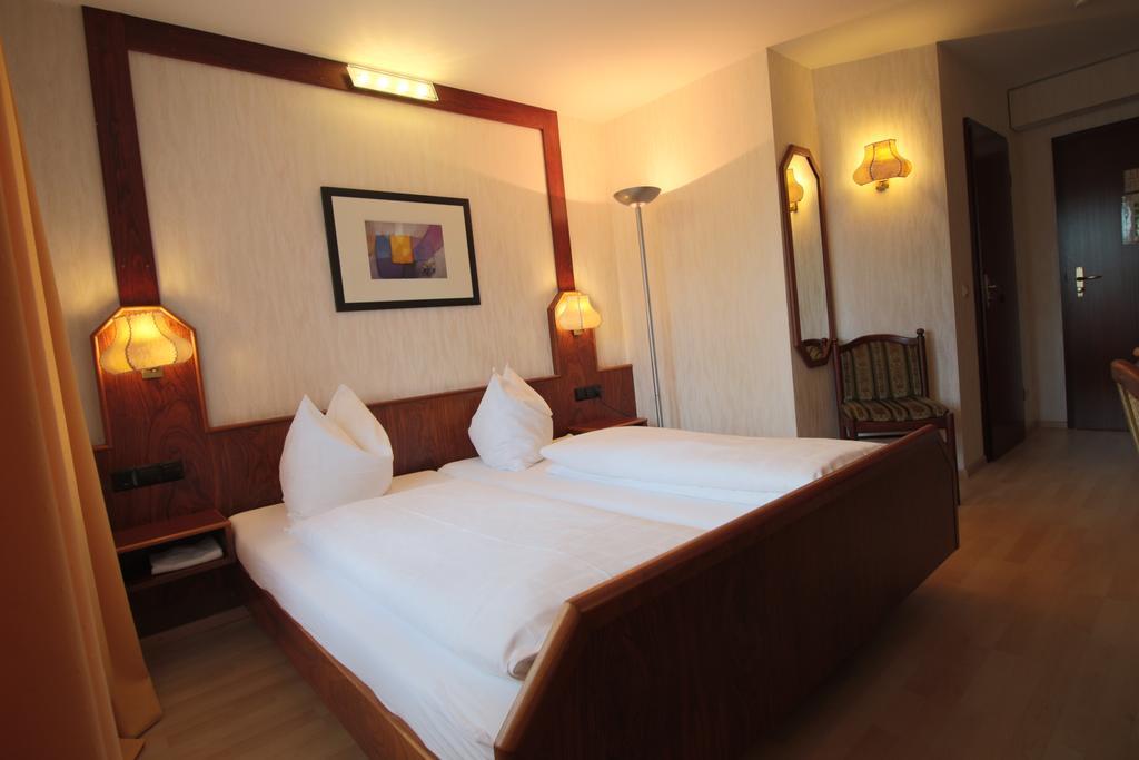 Hotel-Restaurant Und Gaestehaus Loewen Süßen Екстериор снимка