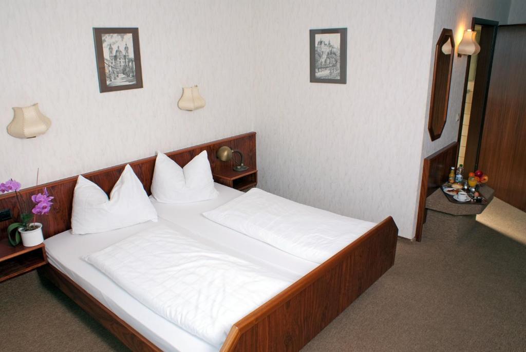 Hotel-Restaurant Und Gaestehaus Loewen Süßen Екстериор снимка