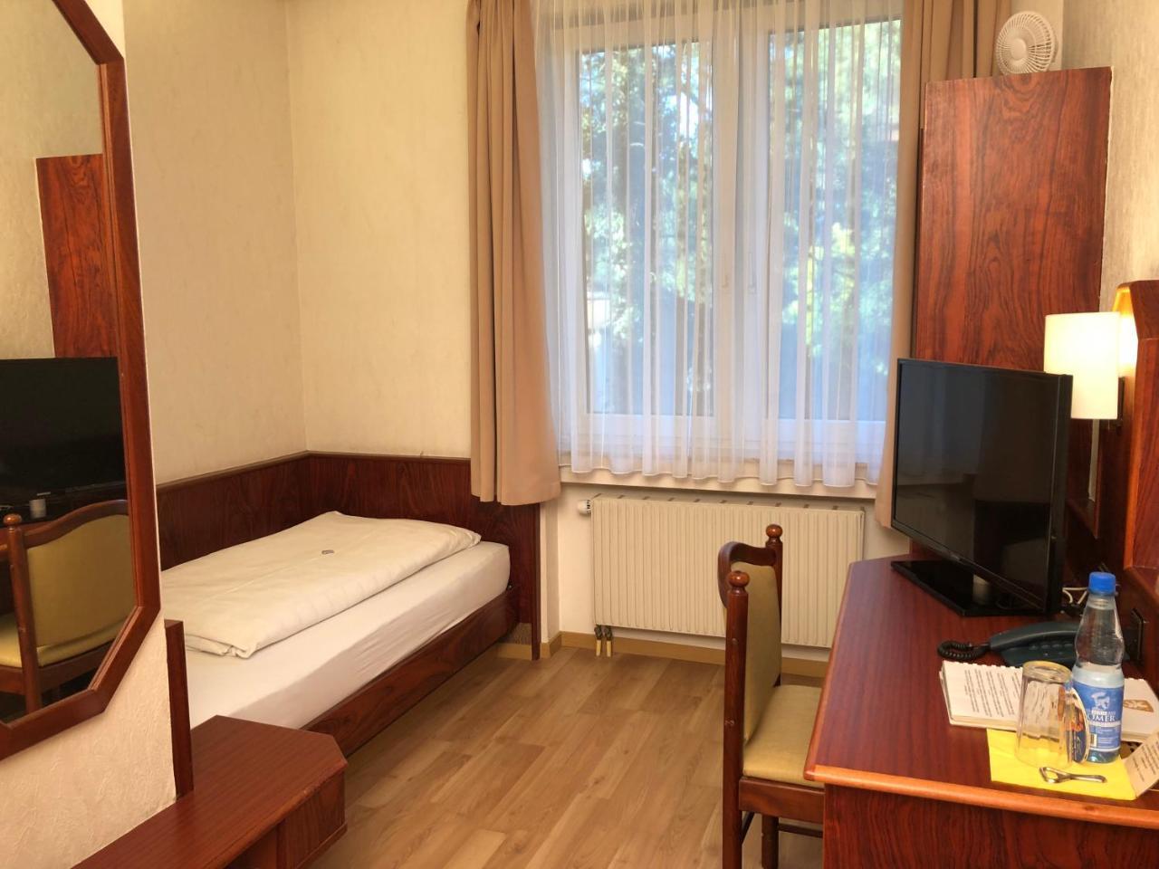 Hotel-Restaurant Und Gaestehaus Loewen Süßen Екстериор снимка