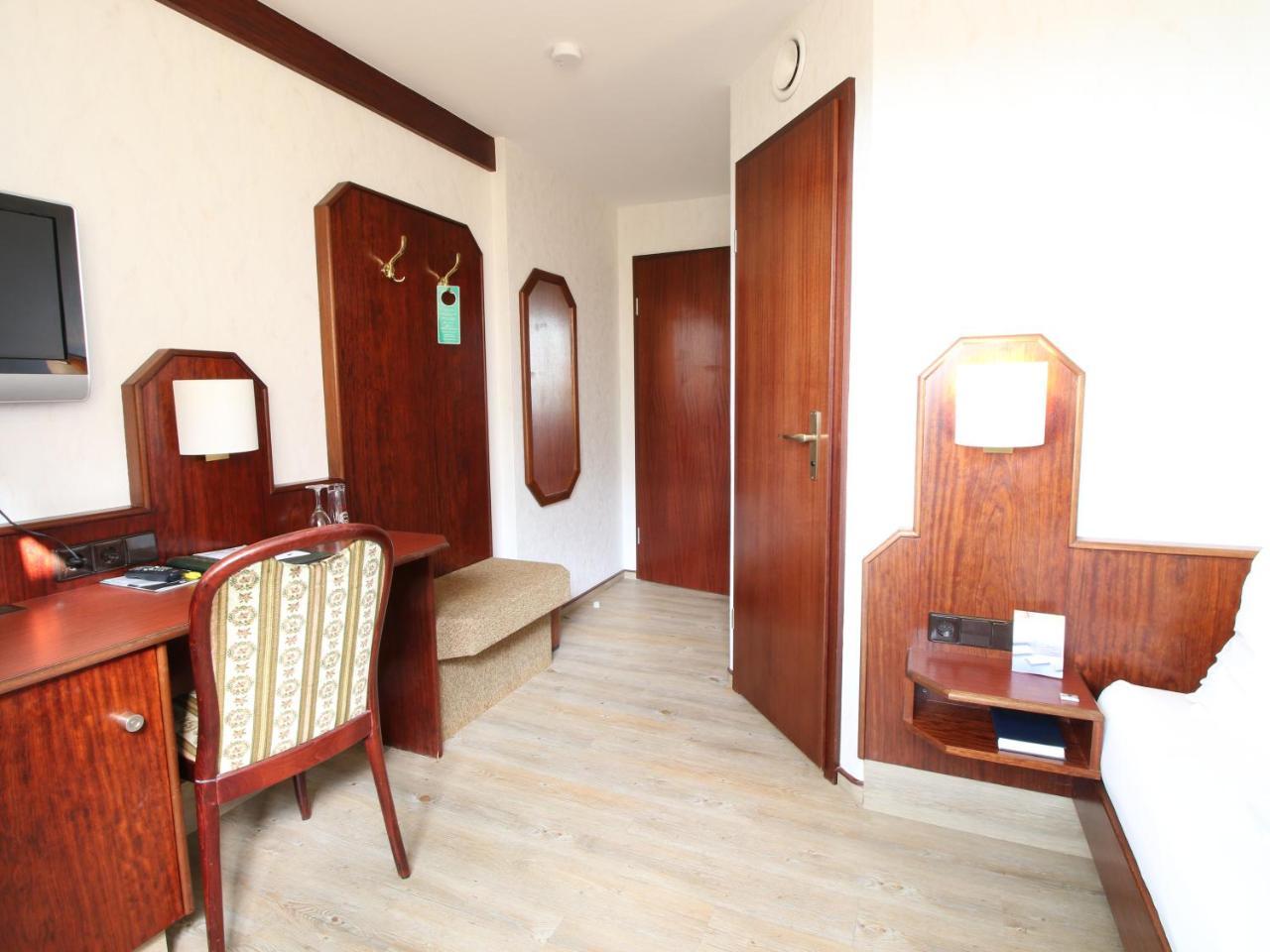 Hotel-Restaurant Und Gaestehaus Loewen Süßen Екстериор снимка