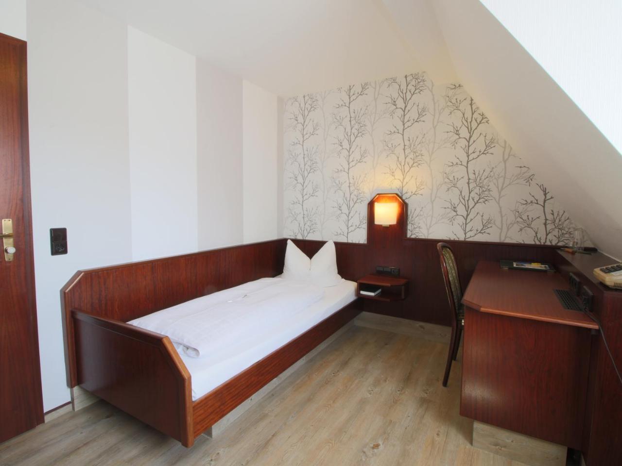 Hotel-Restaurant Und Gaestehaus Loewen Süßen Екстериор снимка