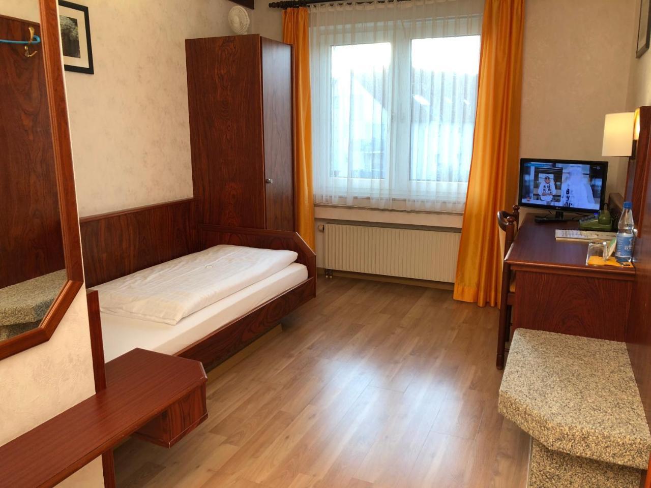Hotel-Restaurant Und Gaestehaus Loewen Süßen Екстериор снимка