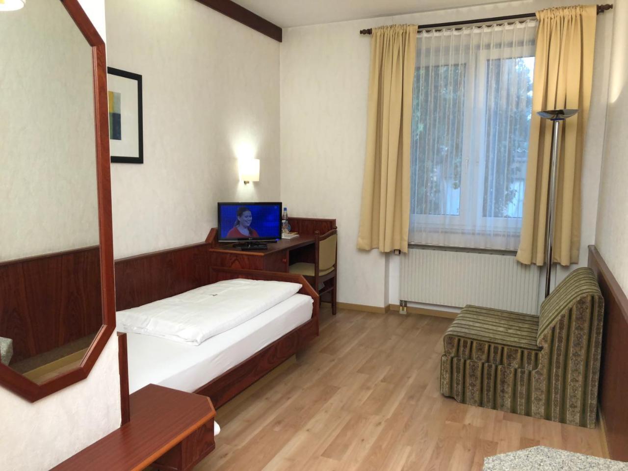 Hotel-Restaurant Und Gaestehaus Loewen Süßen Екстериор снимка