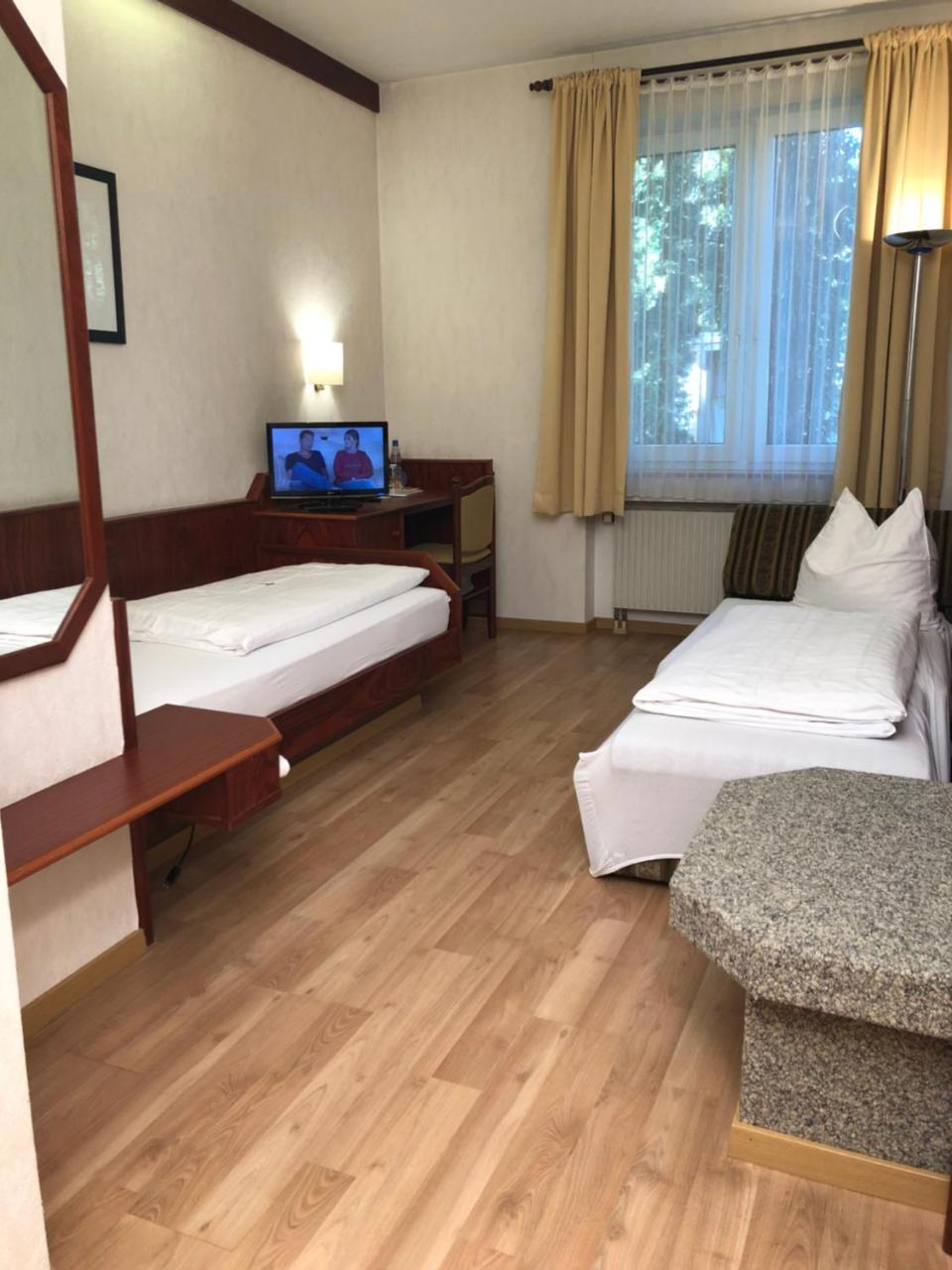 Hotel-Restaurant Und Gaestehaus Loewen Süßen Екстериор снимка