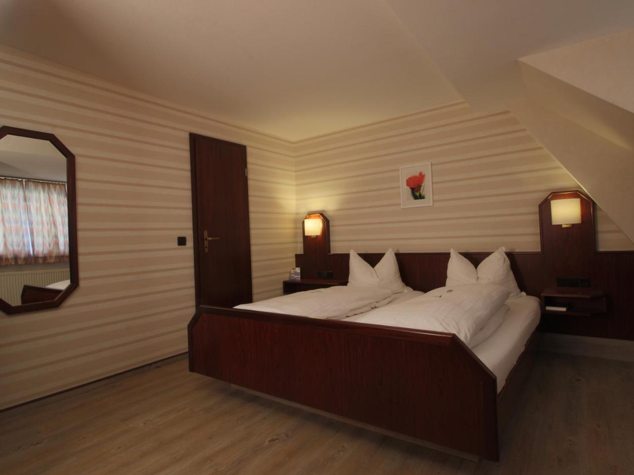 Hotel-Restaurant Und Gaestehaus Loewen Süßen Екстериор снимка
