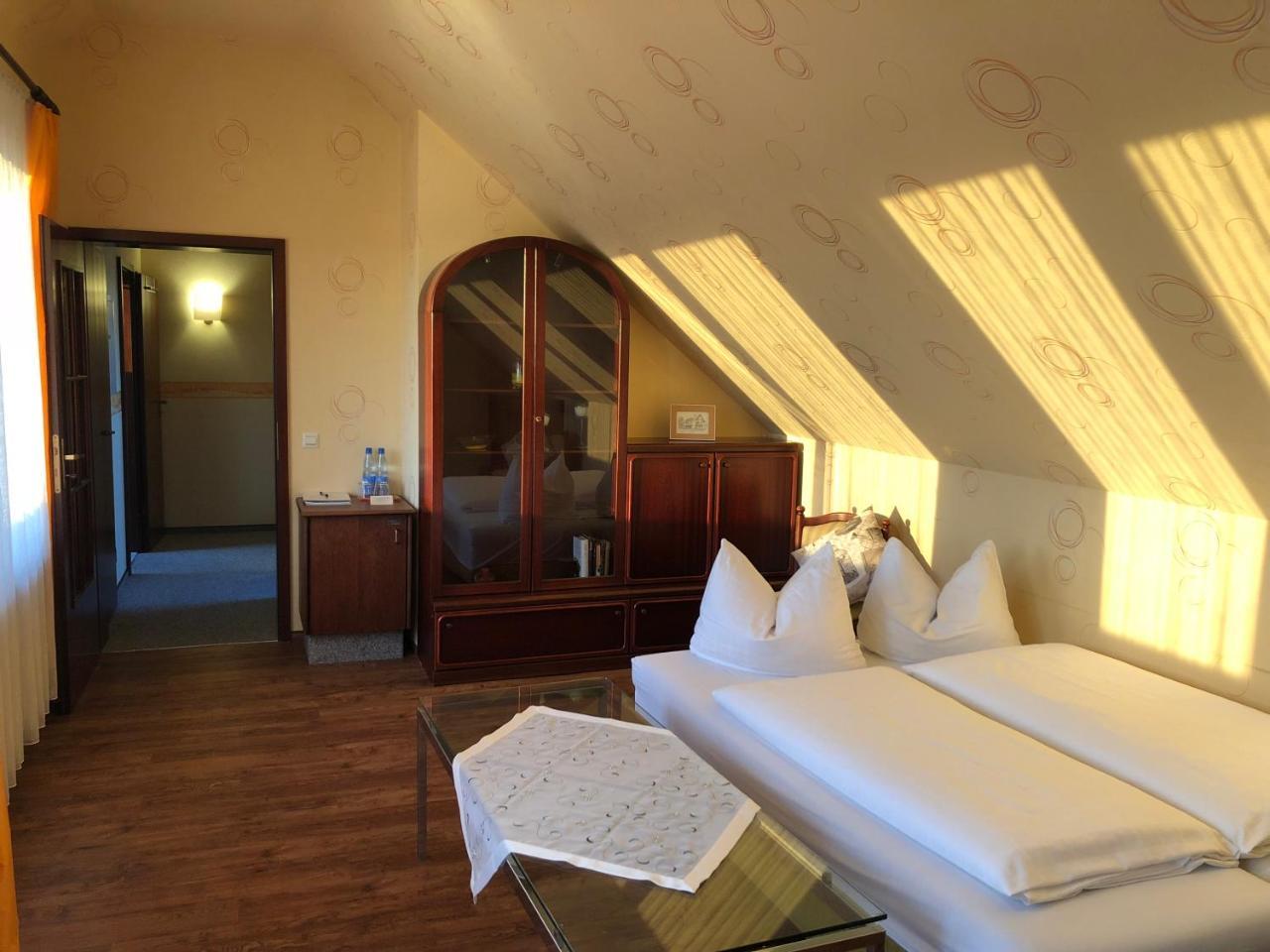 Hotel-Restaurant Und Gaestehaus Loewen Süßen Екстериор снимка