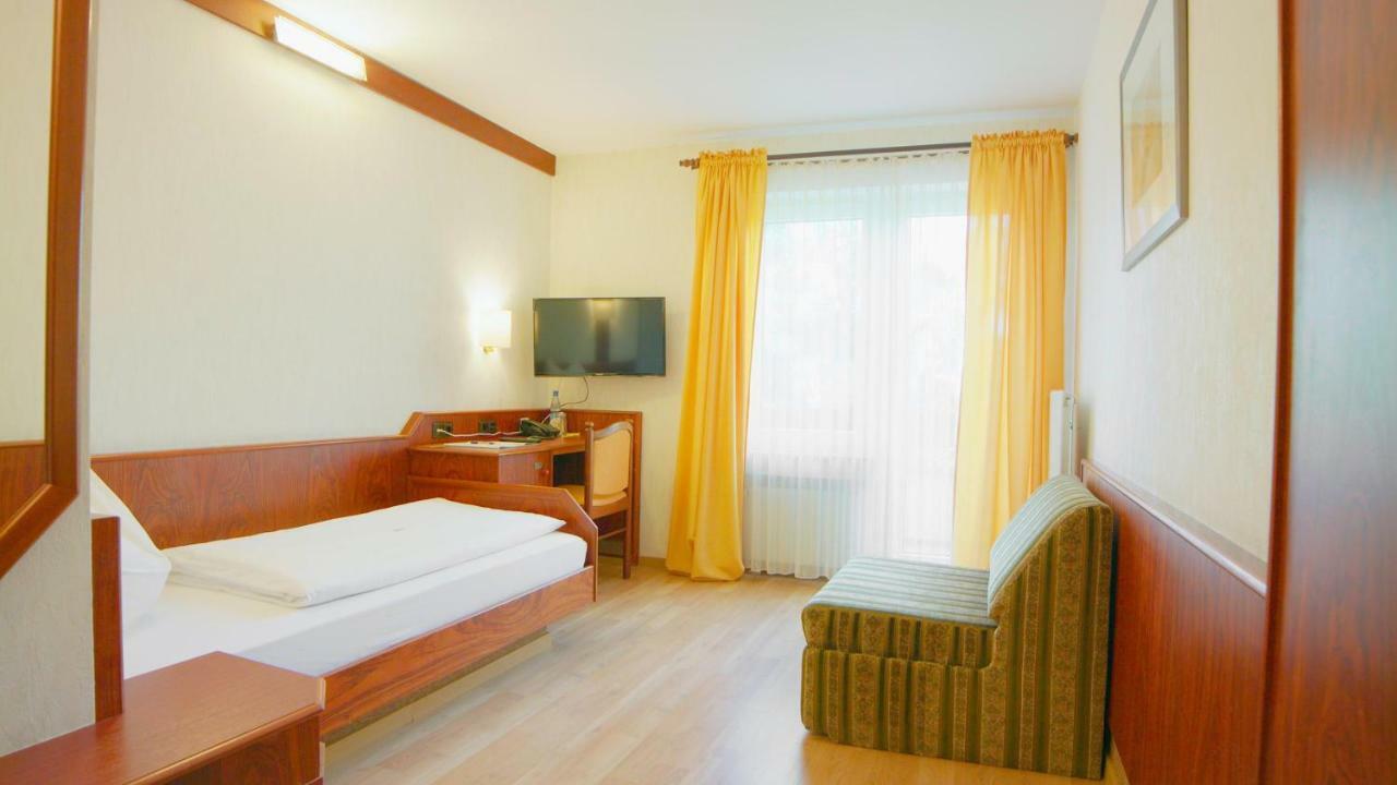 Hotel-Restaurant Und Gaestehaus Loewen Süßen Екстериор снимка
